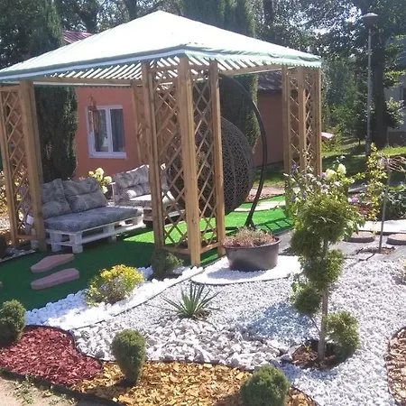 Integracyjne Centrum Opieki Wychowania Terapii ホステル *